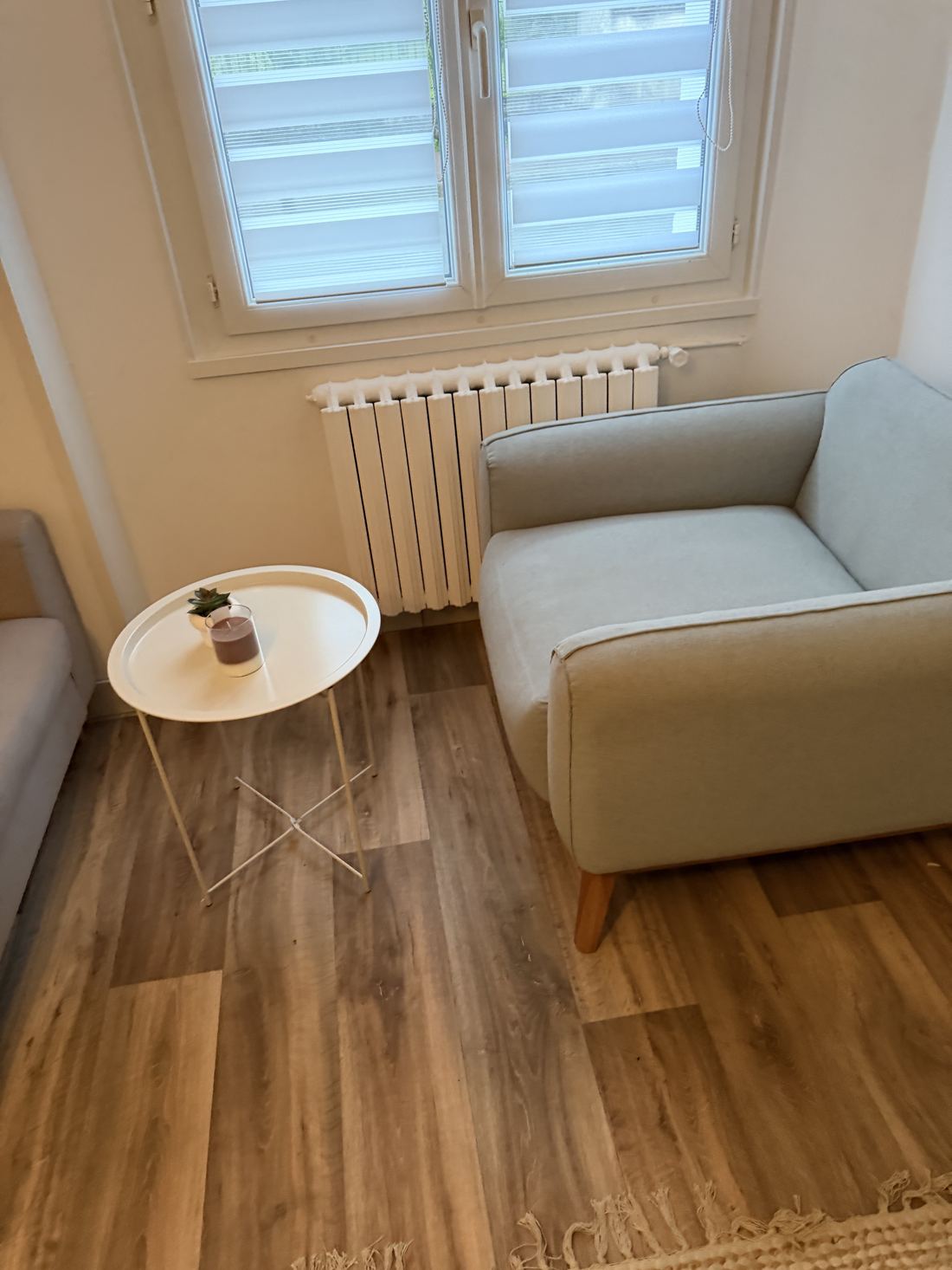 Espace d'accompagnement — fauteuil et table basse